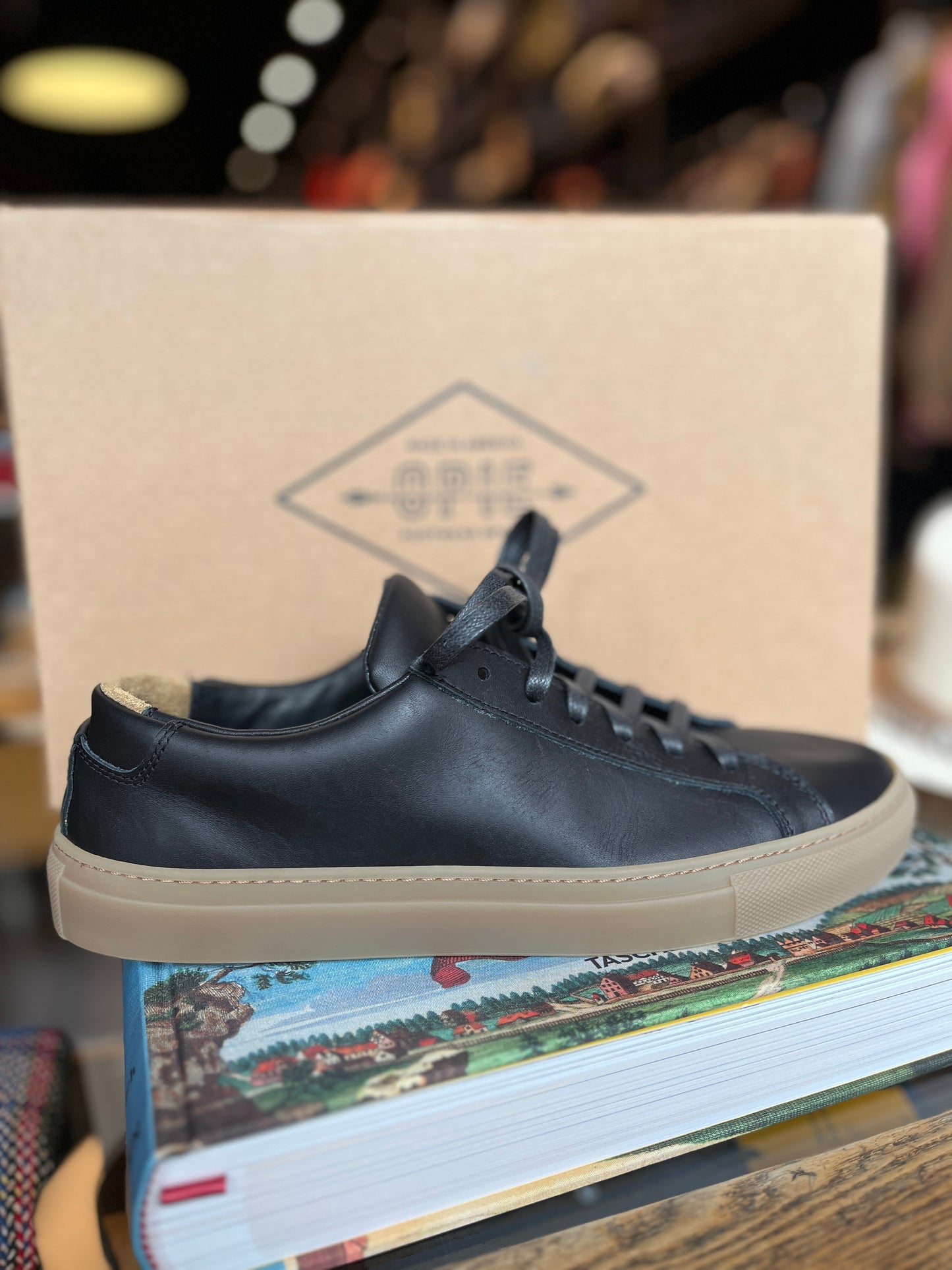 8, Black/Gum