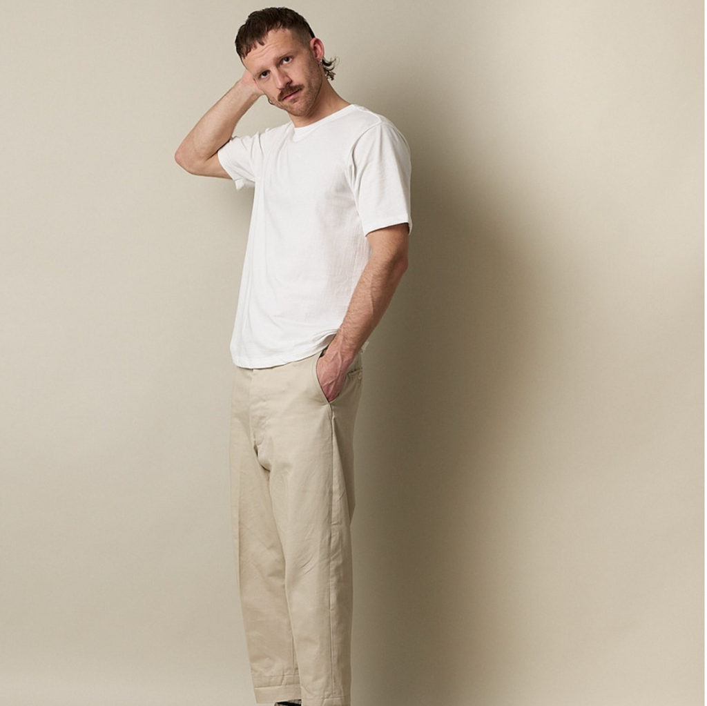S, 01 White