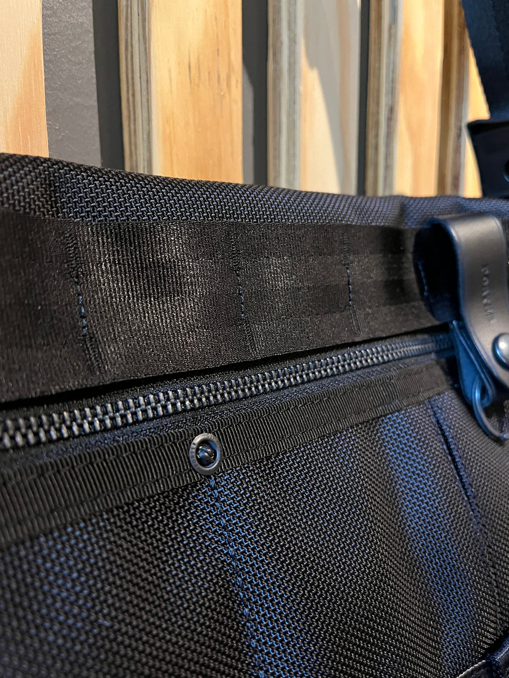 Heat Messenger Bag (S)
